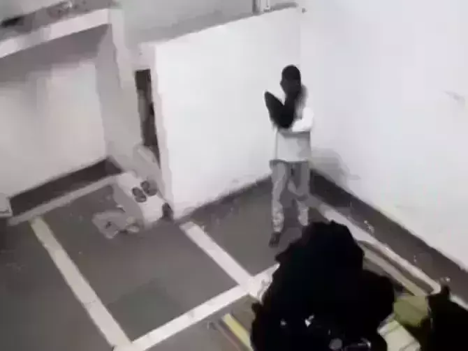 सुकेश की जेल में ऐश,1.5 लाख की चप्पल- 80 हजार की पहन रहे जींस, छापे में सेल से बरामद सुकेश की जेल में ऐश,1.5 लाख की चप्पल- 80 हजार की पहन रहे जींस, छापे में सेल से बरामद