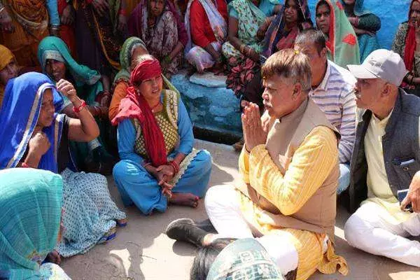 विकास यात्रा : बेटा आर्थिक तंगी की वजह से मेरी आंखों का ऑपरेशन नहीं हो पाया, मंत्री ने ऑपरेशन के लिए भेज दिया अस्पताल विकास यात्रा : बेटा आर्थिक तंगी की वजह से मेरी आंखों का ऑपरेशन नहीं हो पाया, मंत्री ने ऑपरेशन के लिए भेज दिया अस्पताल