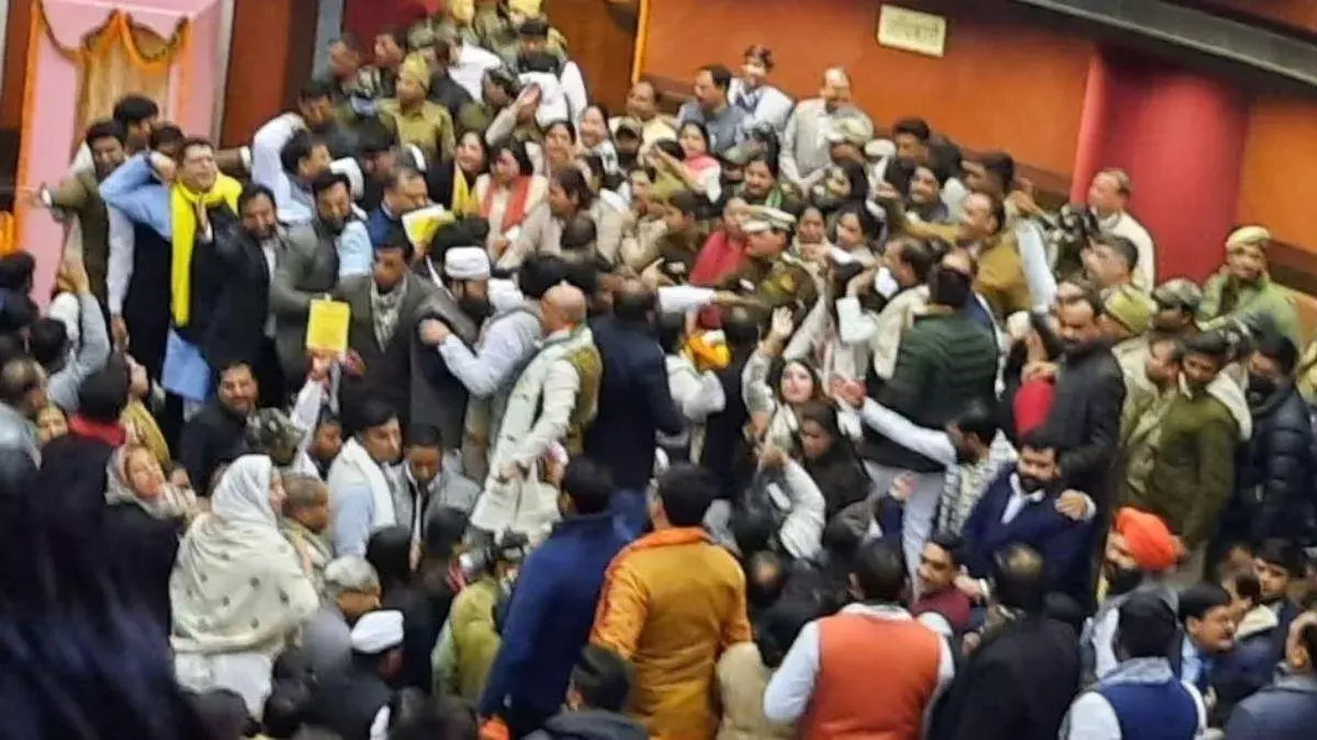 दिल्ली नगर निगम सदन में मचा हंगामा, स्टैंडिंग कमेटी का चुनाव रुका