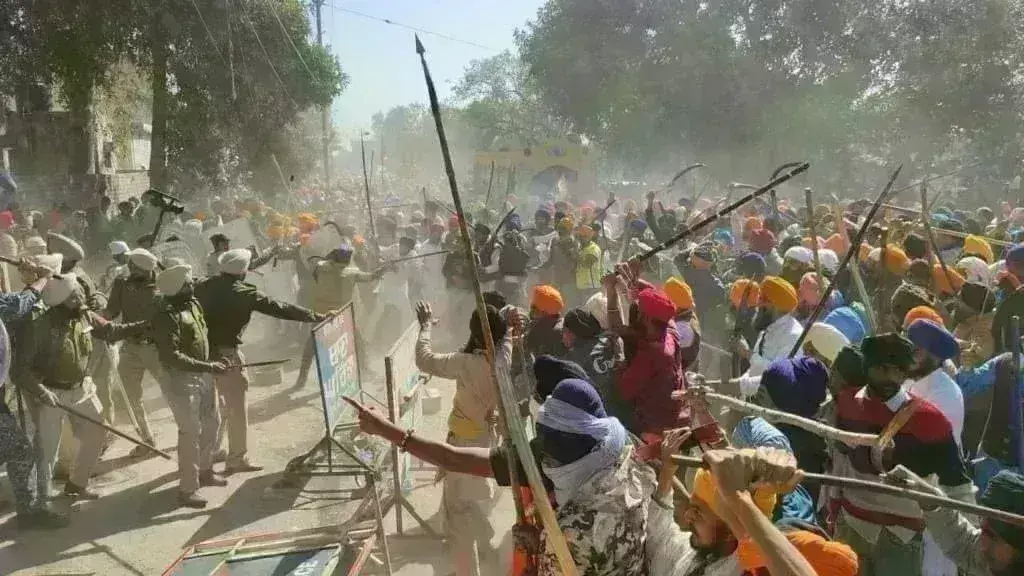 हाथों में तलवार-लाठी लेकर अमृतसर की सड़कों पर उतरे खालिस्तानी समर्थक, थाने को घेरा