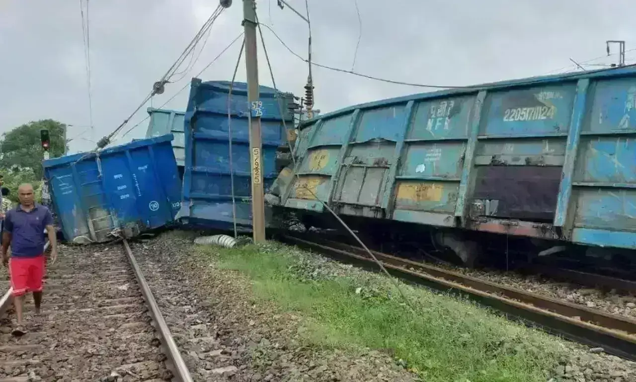 सासाराम में मालगाड़ी के डिब्बे पटरी से उतरे, कई ट्रेनें लेट