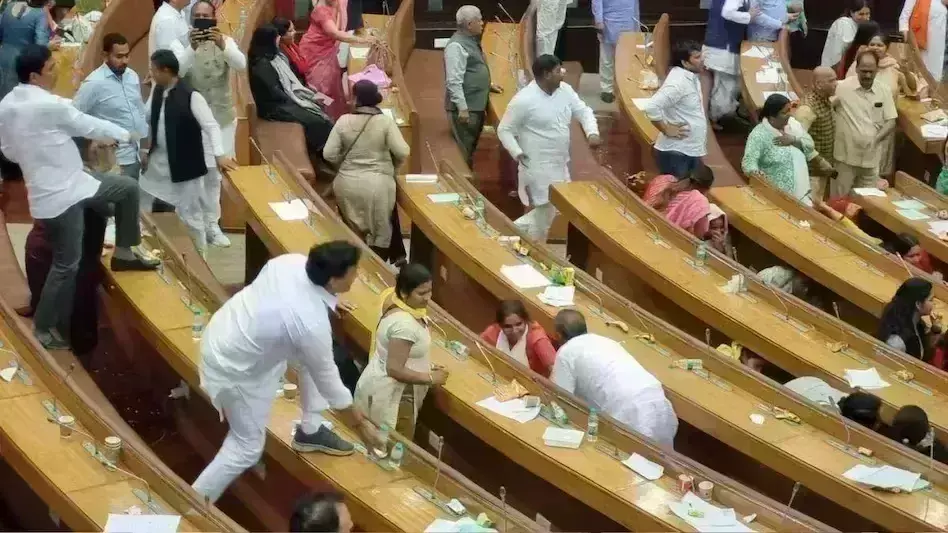 सदन की लड़ाई थाने तक पहुंची, दिल्ली में भाजपा-आप पार्षदों ने एक-दूसरे के खिलाफ की शिकायत सदन की लड़ाई थाने तक पहुंची, दिल्ली में भाजपा-आप पार्षदों ने एक-दूसरे के खिलाफ की शिकायत