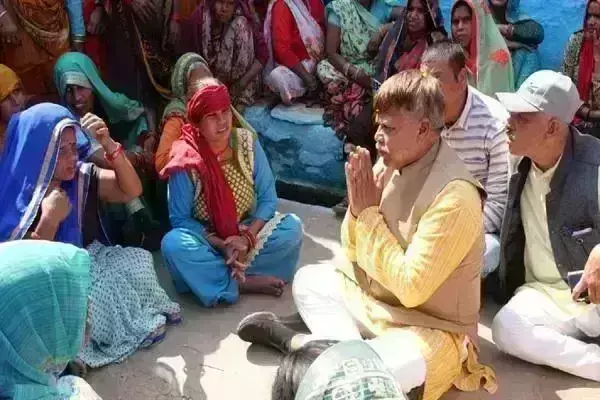 विकास यात्रा: नेताजी पुलिस से जुए के अड्डे व ठगी की समस्याओं का भी करा रहे है समाधान विकास यात्रा: नेताजी पुलिस से जुए के अड्डे व ठगी की समस्याओं का भी करा रहे है समाधान