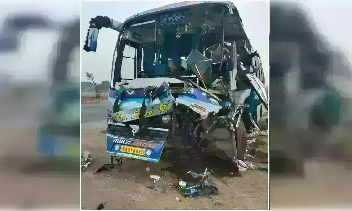 सड़क किनारे खड़े डंपर से टकराई तीर्थयात्रियों से भरी बस, 12 घायल, 3 गंभीर