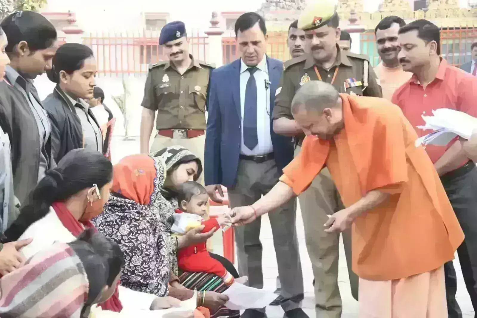 मुख्यमंत्री ने जनता दर्शन में सुनीं लोगों की फरियाद, कहा - समस्या का होगा समाधान