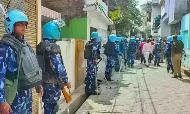 एक्शन में योगी सरकार, उमेश पाल हत्याकांड में शामिल आरोपी के घर पर चला बुलडोजर एक्शन में योगी सरकार, उमेश पाल हत्याकांड में शामिल आरोपी के घर पर चला बुलडोजर