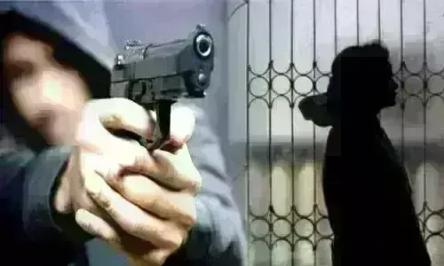 क्राइम ब्रांच में पदस्थ महिला आरक्षक की माँ को गोली मारी,आरोपी फरार