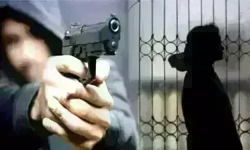 क्राइम ब्रांच में पदस्थ महिला आरक्षक की माँ को गोली मारी,आरोपी फरार