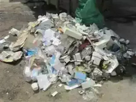 चेतावनी के बाद भी नहीं जाग रहे हाइट्स के अधिकारी, खुले में फेंका जा रहा बायोमेडिकल वेस्ट चेतावनी के बाद भी नहीं जाग रहे हाइट्स के अधिकारी, खुले में फेंका जा रहा बायोमेडिकल वेस्ट