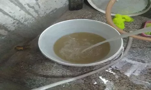 दुल्लपुर, पंचशील नगर में 15 दिन से आ रहा सीवर युक्त पानी