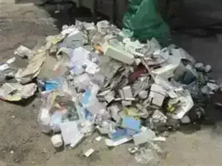 चेतावनी के बाद भी नहीं जाग रहे हाइट्स के अधिकारी, खुले में फेंका जा रहा बायोमेडिकल वेस्ट
