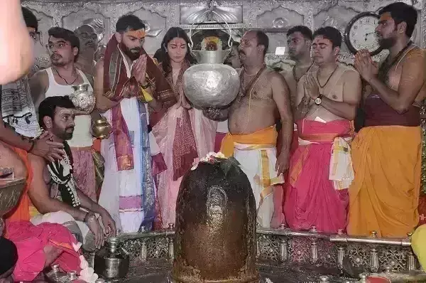 महाकाल के दरबार में पहुंचे विराट-अनुष्का, भस्मारती में हुए शामिल