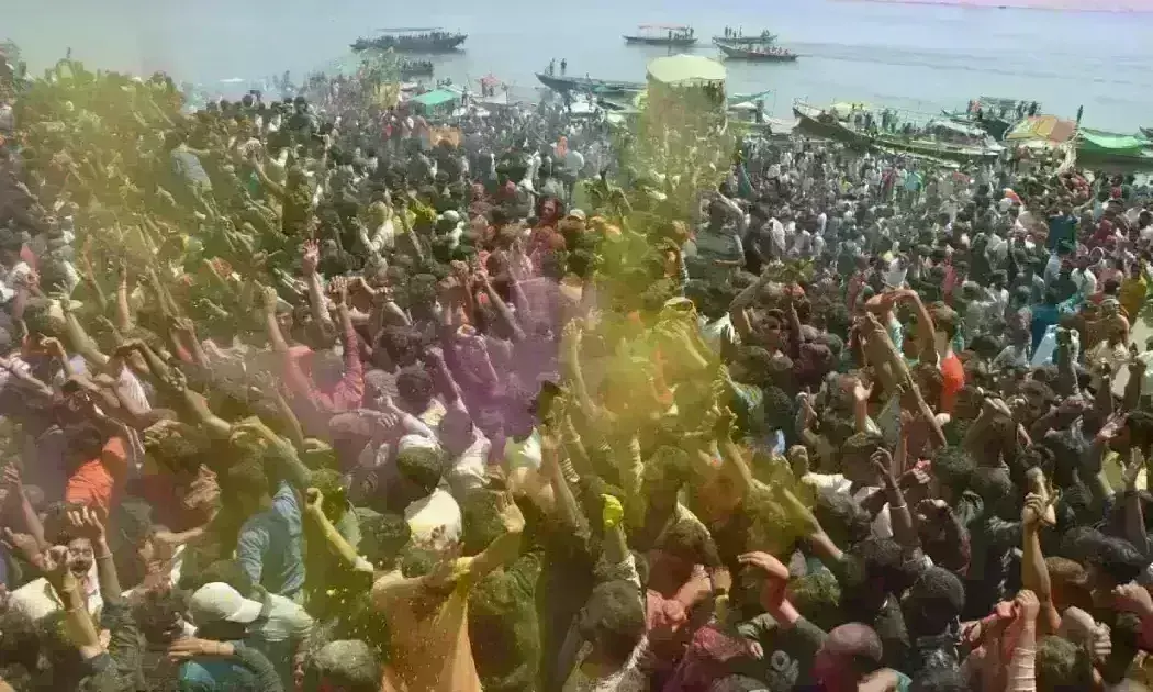 काशी के महाश्मशान पर धधकती चिताओं के बीच शिव भक्तों ने खेली चिता भस्म की होली