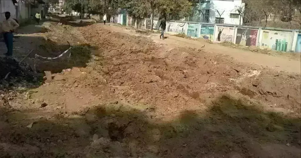 स्मार्ट रोड के नाम पर खुद गई शहर की प्रमुख सड़कें, आमजन हो रहे परेशान