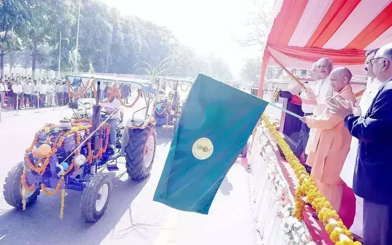 मुख्यमंत्री ने चीनी मिल समितियों के लिए 77 ट्रैक्टर को हरी झंडी दिखाकर किया रवाना