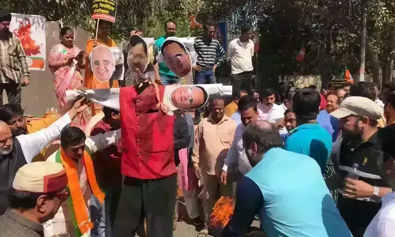 भाजपा नेताओं ने आप के खिलाफ खोला मोर्चा, केजरीवाल-सिसोदिया के पुतले फूंके