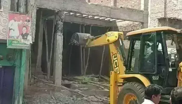 मुख्तार अंसारी के सहयोगियों के घरों पर चला बाबा का बुलडोजर, मिट्टी में मिलाई अवैध संपत्ति