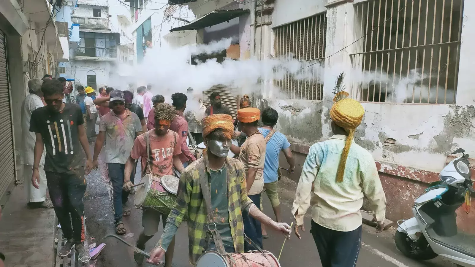 होली के रंगों में डूबी बाबा विश्वनाथ की नगरी,  चहुंओर उल्लास उमंग