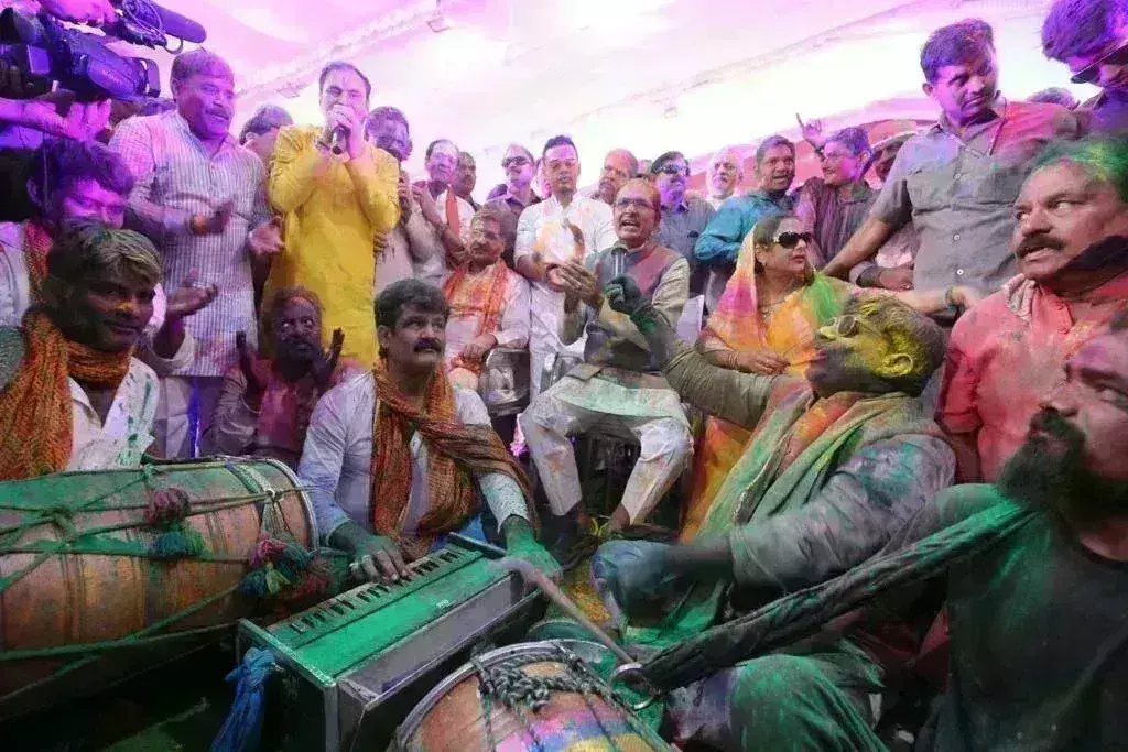मुख्यमंत्री आवास पर मना होली का त्यौहार, शिवराज सिंह ने गाए फाग गीत मुख्यमंत्री आवास पर मना होली का त्यौहार, शिवराज सिंह ने गाए फाग गीत