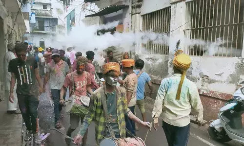 होली के रंगों में डूबी बाबा विश्वनाथ की नगरी,  चहुंओर उल्लास उमंग