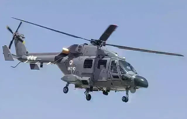 मुंबई में नौसेना का हेलीकॉप्टर दुर्घटनाग्रस्त, समुद्र तट के पास खाई में गिरा