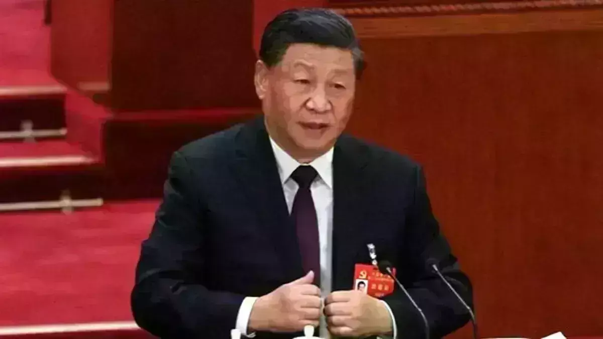 शी जिनपिंग तीसरी बार बने चीन के राष्ट्रपति, मुठ्ठी बांधकर ली शपथ शी जिनपिंग तीसरी बार बने चीन के राष्ट्रपति, मुठ्ठी बांधकर ली शपथ
