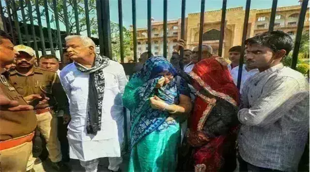 जयपुर में पुलिस ने शहीदों की विधवाओं को धरना स्थल से खदेड़ा, कई की तबियत बिगड़ी जयपुर में पुलिस ने शहीदों की विधवाओं को धरना स्थल से खदेड़ा, कई की तबियत बिगड़ी