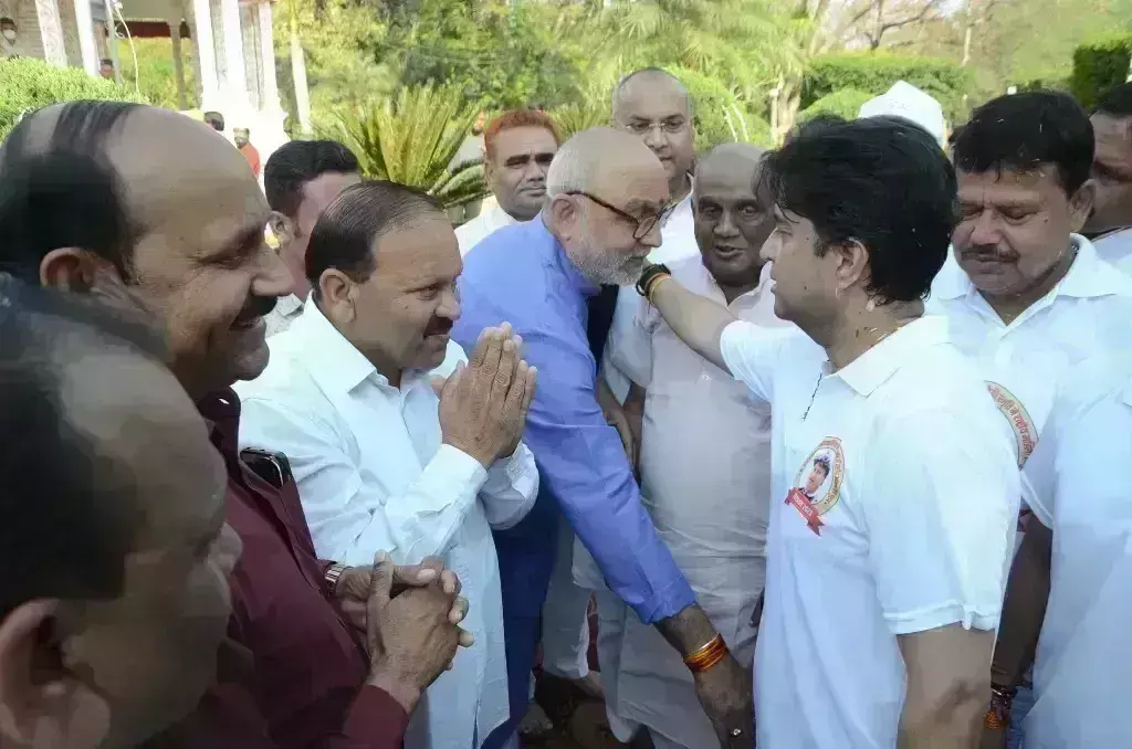 केन्द्रीय मंत्री ज्योतिरादित्य सिंधिया के सामने हाथ जोड़े दिखे कांग्रेसी