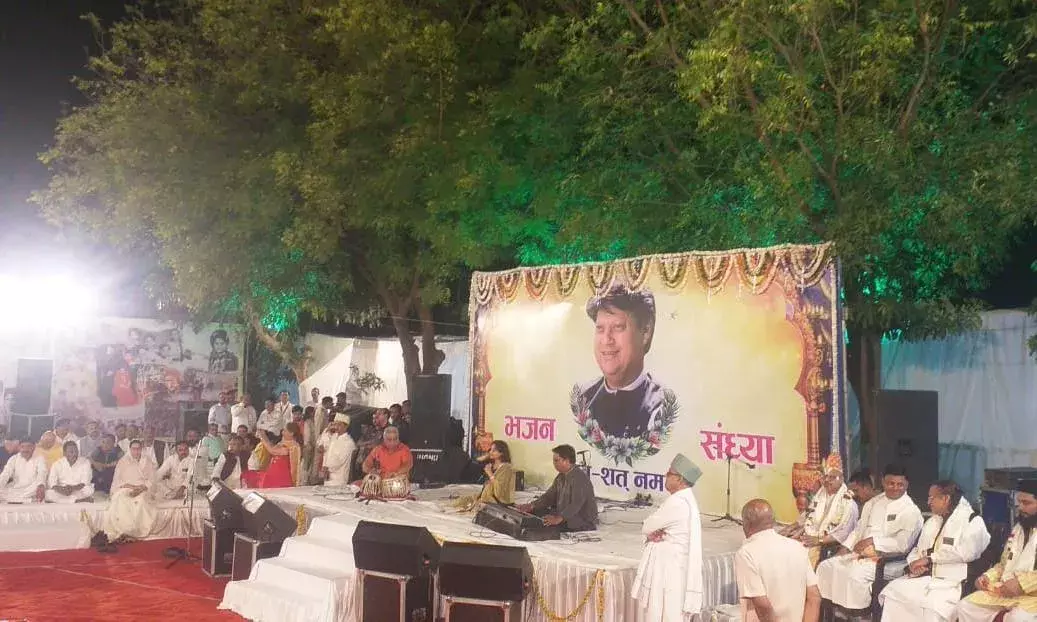 मुख्यमंत्री शिवराज और केंद्रीय मंत्री ज्योतिरादित्य ने छत्री परिसर पहुँचकर स्व. माधवराव सिंधिया को श्रद्धांजलि अर्पित की