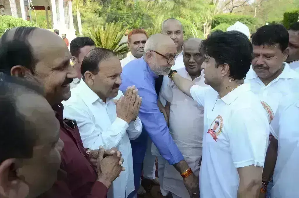केन्द्रीय मंत्री ज्योतिरादित्य सिंधिया के सामने हाथ जोड़े दिखे कांग्रेसी