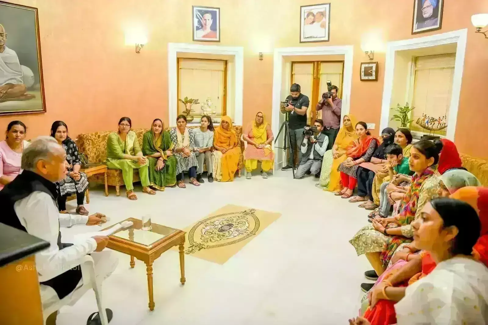 11 दिन के आंदोलन के बाद मुख्यमंत्री गहलोत ने शहीदों की विधवाओं से की मुलाकात, दिया आश्वासन 11 दिन के आंदोलन के बाद मुख्यमंत्री गहलोत ने शहीदों की विधवाओं से की मुलाकात, दिया आश्वासन