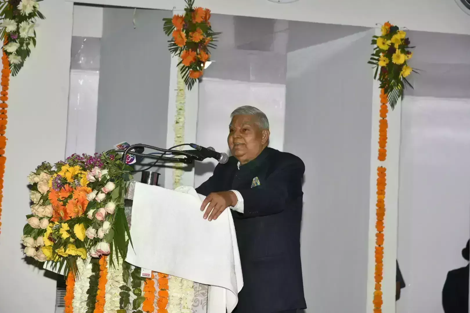 उपराष्ट्रपति ने की योगी सरकार की तारीफ, कहा - अब उप्र हर्ष और उल्लास का विषय है