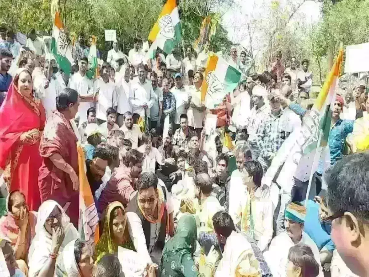 कांग्रेस ने घेरा ऊर्जा मंत्री तोमर का बंगला, पुलिस ने 250 कार्यकर्ताओं को हिरासत में लिया