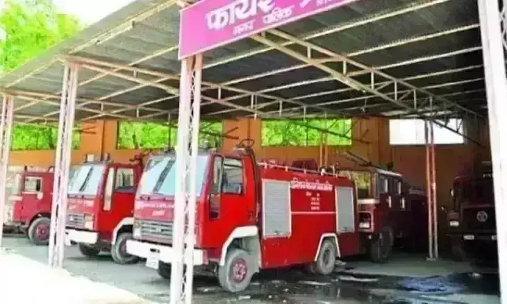 आप की नेता रुचि गुप्ता ने होली खेलने के लिए मंगवाई दमकल की गाड़ी