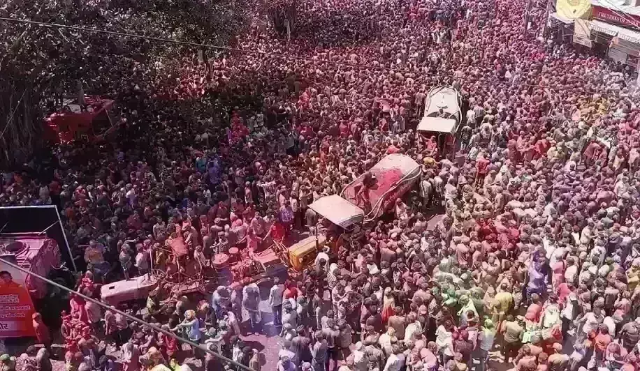 रंगपंचमी पर इंदौर में निकली ऐतिहासिक गेर, राजवाड़ा पर उमड़ा जनसैलाब