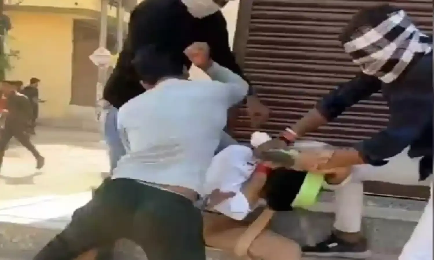 12वीं की परीक्षा देकर लौट रहे छात्र के साथ मारपीट, घेरकर लिया बदला