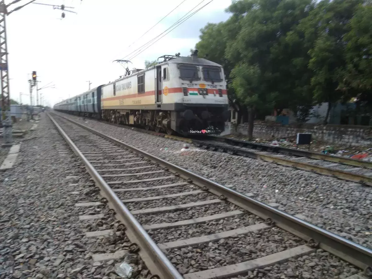 ट्रेनें और यात्रियों की संख्या में इजाफा तो हुआ, लेकिन सुरक्षा कर्मियों की संख्या नहीं बढ़ाई