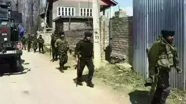 कश्मीर में लश्कर ए तैयबा के आतंकी ठिकाने का भंडाफोड़, भारी मात्रा में हथियार व गोला-बारूद बरामद