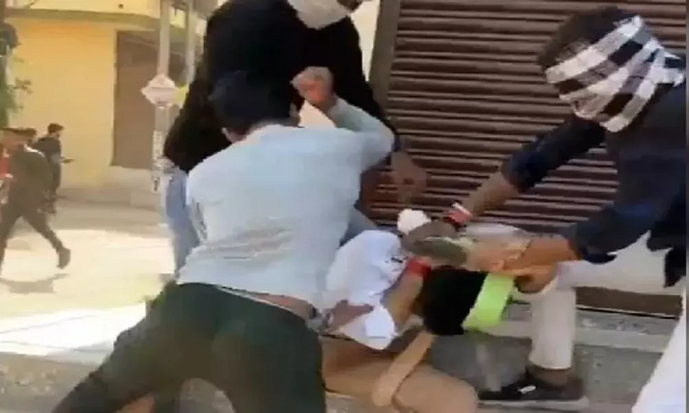 12वीं की परीक्षा देकर लौट रहे छात्र के साथ मारपीट, घेरकर लिया बदला