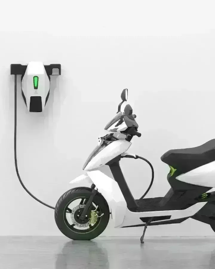 OLA, Ather और Bajaj Chetak Electric Scooter में कौन है बेस्ट, फीचर्स से जानिए