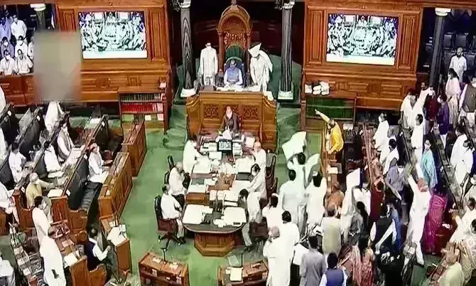 संसद में दिन भर छाया रहा राहुल गांधी के बयान का मुद्दा, कार्यवाही बार-बार हुई बाधित