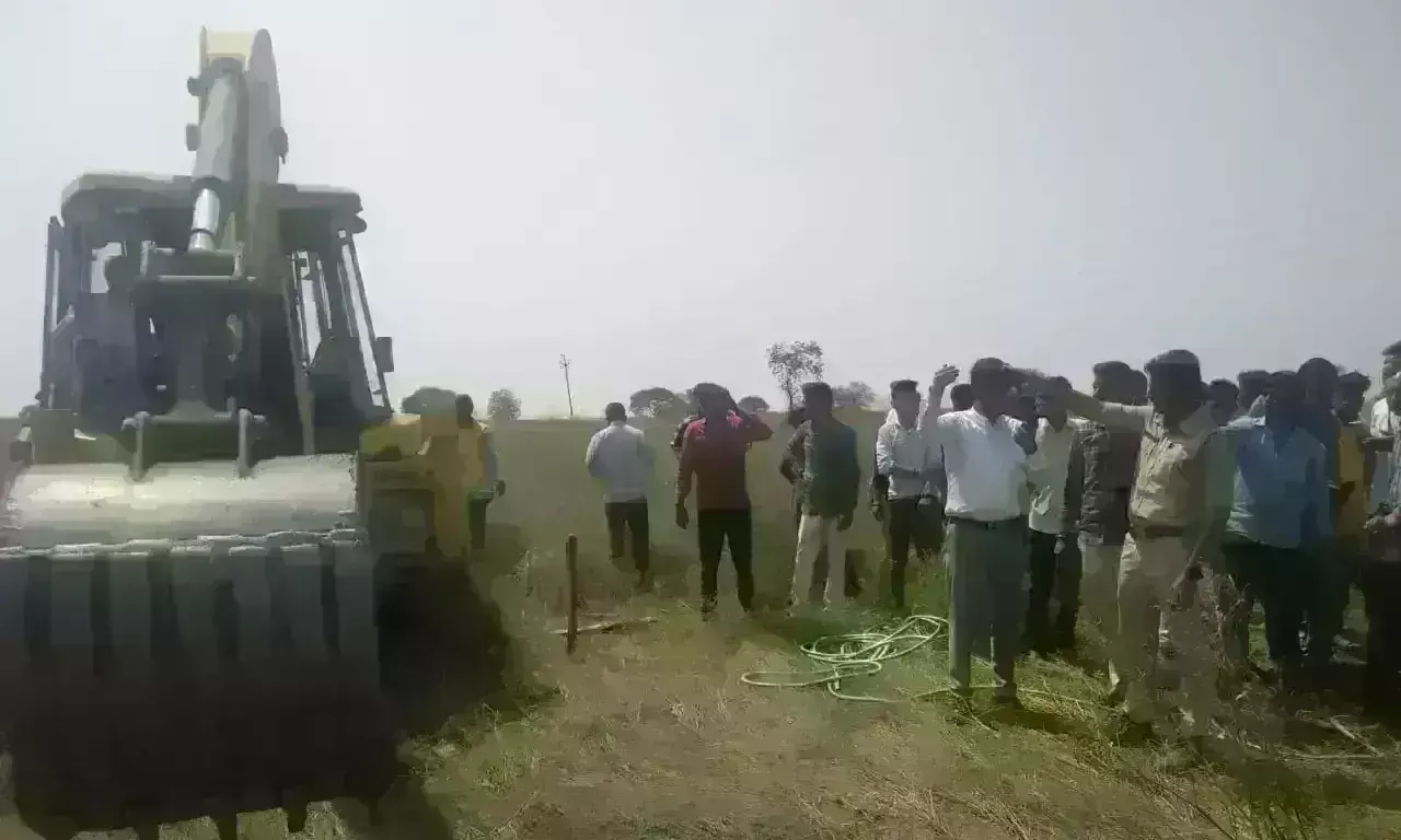 विदिशा : 60 फीट गहरे बोरवेल में गिरा 7 साल का बच्चा, गड्डा खोदने 4 JCB लगाईं, ऑक्सीजन के लिए पाइप डाला