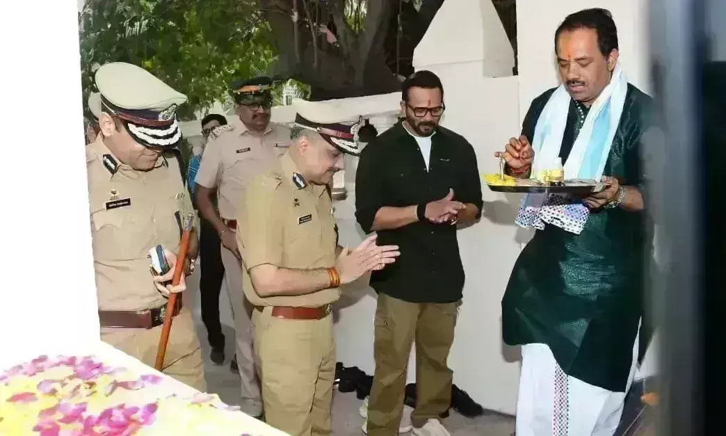 रोहित शेट्टी ने मनाया अपना 49वां जन्मदिन, जुहू बीच पर किया पुलिस स्टेशन का उद्घाटन