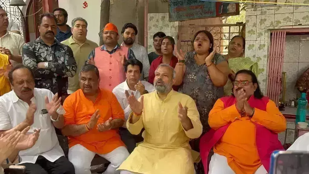 दिल्ली में मंदिर को तोड़ने के खिलाफ भाजपा नेताओं ने दिया धरना दिल्ली में मंदिर को तोड़ने के खिलाफ भाजपा नेताओं ने दिया धरना