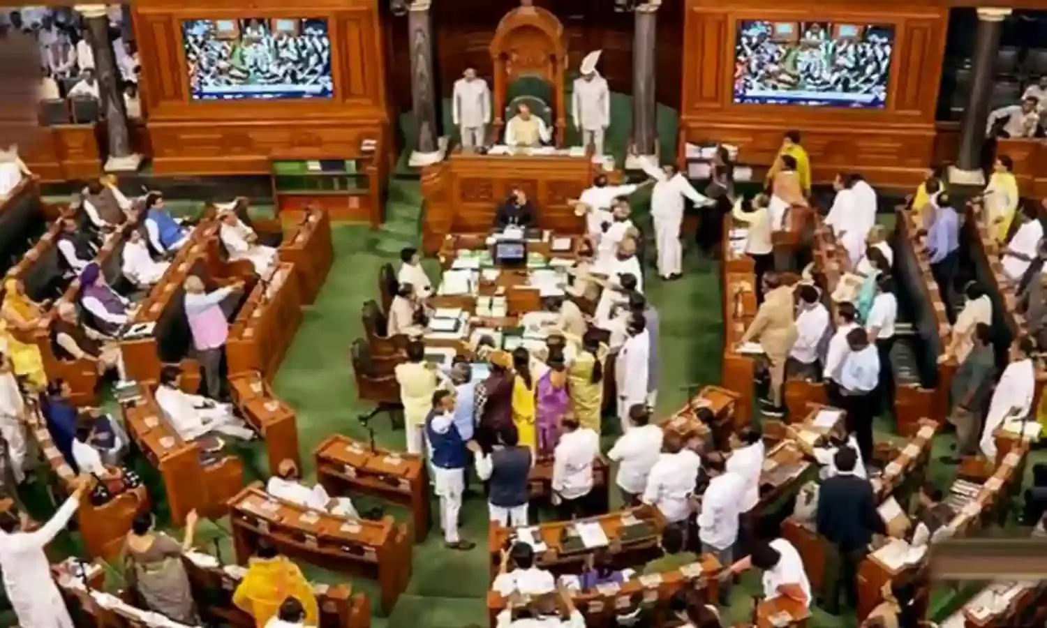 ससंद में आज भी मचा हंगामा, राहुल गांधी से माफी की मांग पर अड़ी भाजपा, कांग्रेस लगा रही आरोप