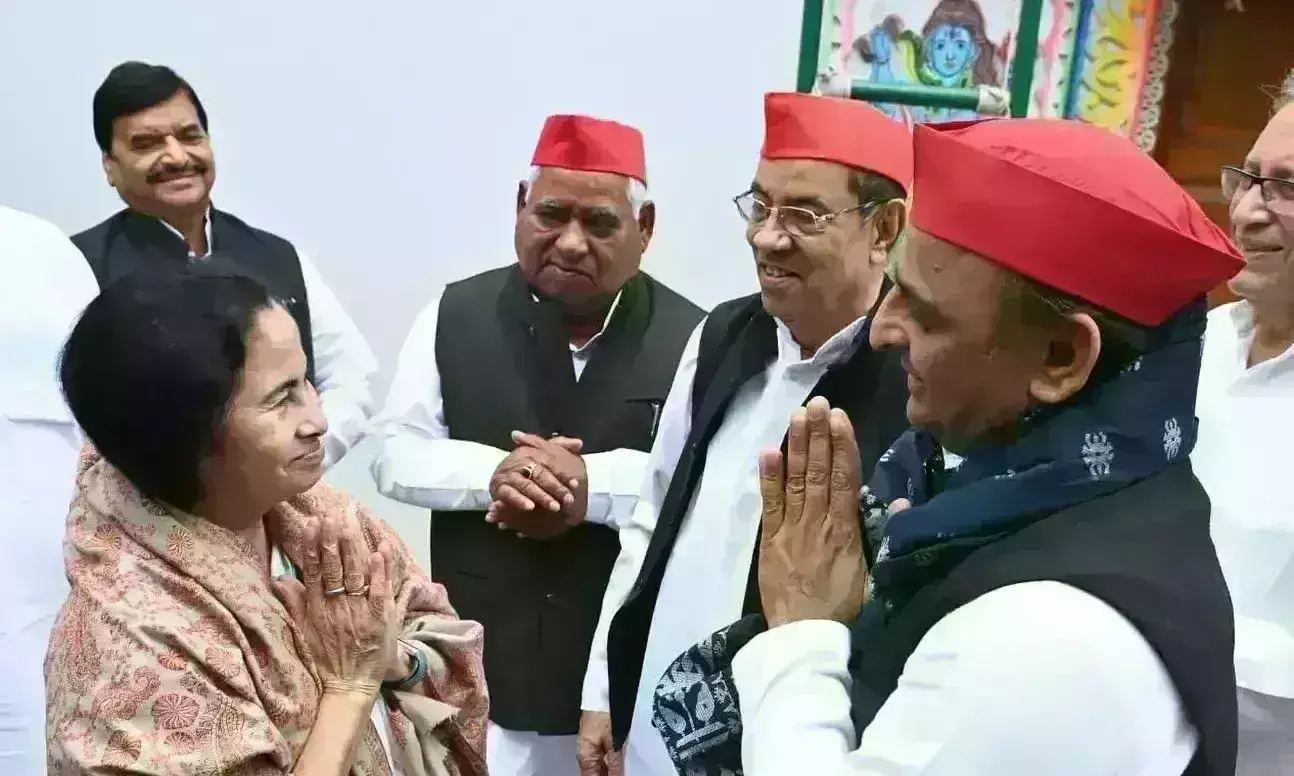 भाजपा-कांग्रेस एक-दूसरे पर साधते रह गए निशाना, ममता-अखिलेश ने बना लिया तीसरा मोर्चा भाजपा-कांग्रेस एक-दूसरे पर साधते रह गए निशाना, ममता-अखिलेश ने बना लिया तीसरा मोर्चा