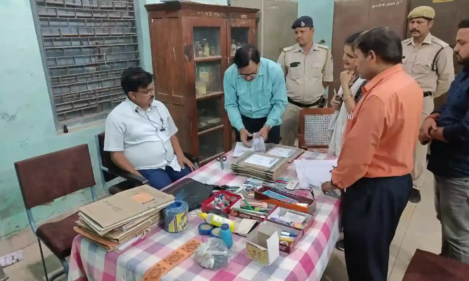 ग्वालियर कलेक्टर ने परीक्षा केंद्रों का किया निरीक्षण, पेपर की गोपनीयता की ली जानकारी ग्वालियर कलेक्टर ने परीक्षा केंद्रों का किया निरीक्षण, पेपर की गोपनीयता की ली जानकारी