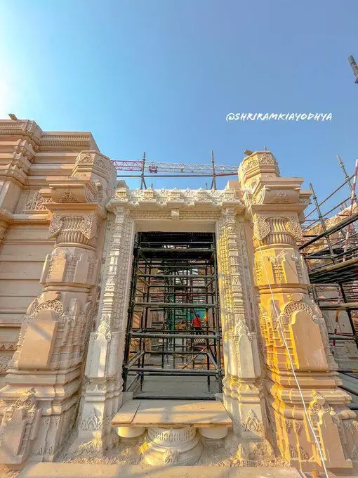 श्रीराम मंदिर के स्तंभ खड़े हो गए 