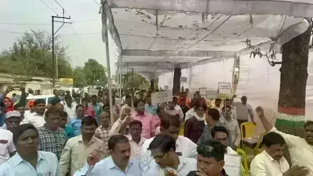 बिजली कर्मियों ने शुरू की हड़ताल, मंत्री ने दी चेतवानी- काम पर ना लौटे तो हो जाओगे बर्खास्त