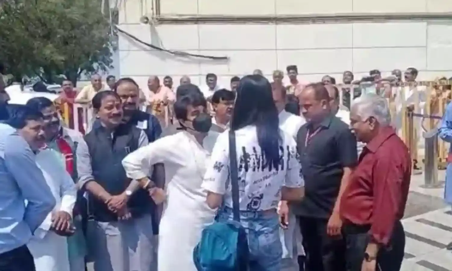 केंद्रीय मंत्री सिंधिया हुए हैरान ग्वालियर एयरपोर्ट पर लड़की ने दिया ऐसा कुछ